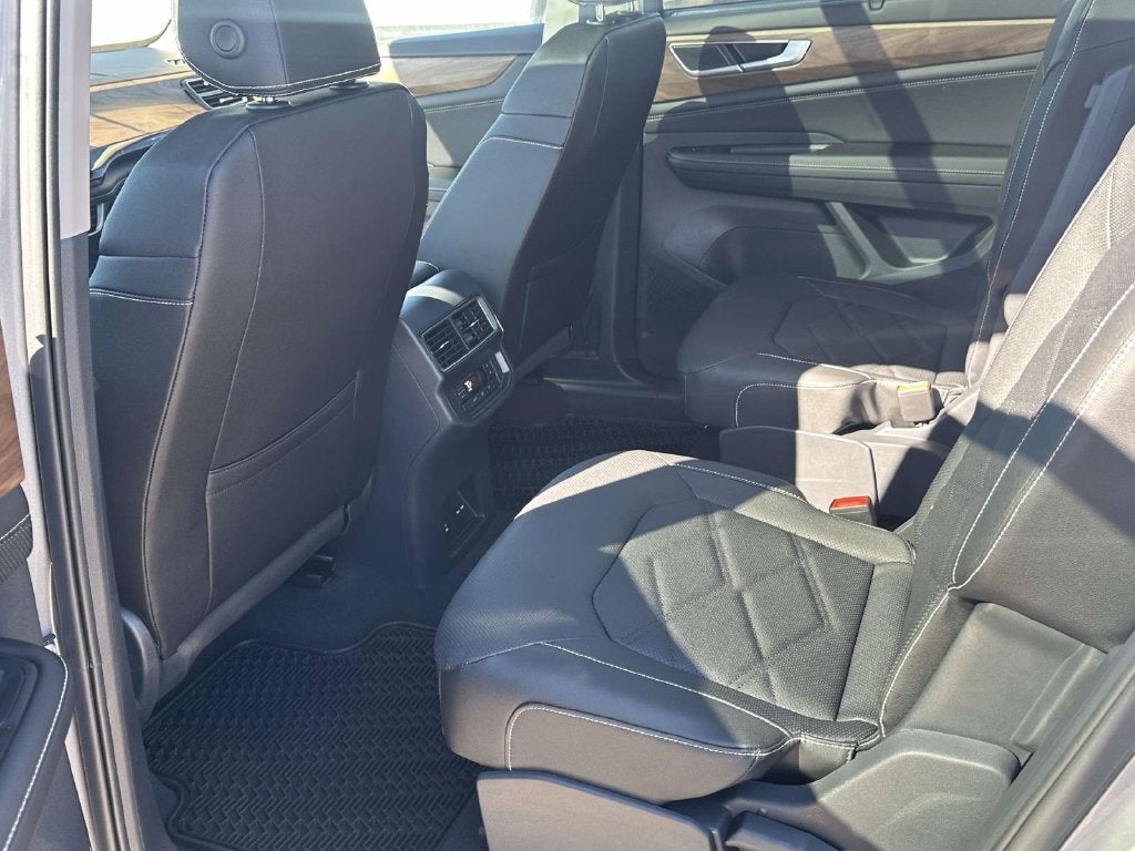 2026 Volkswagen Atlas SE w/Technology